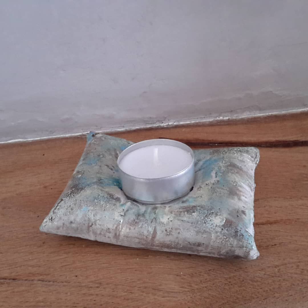 PIERRE on Instagram: “Bougeoir coussin en béton #beton créatif #diy #faitmains #deco #artisanat #decoration #creative #decorate #bougies”