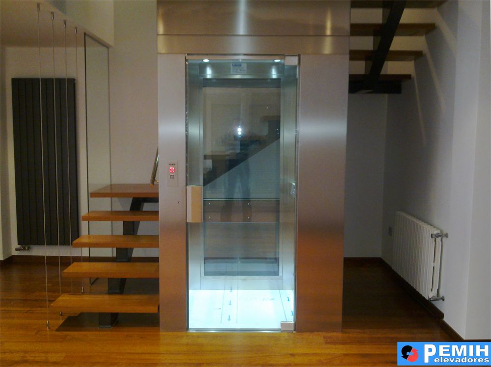 El ascensor unifamiliar hidráulico diseñado por Pemih elevadores tiene un bajo nivel sonoro al estar el motor sumergido en el calderín de aceite, suministramos siempre nuestras centralitas de dos velocidades para suavizar el arranque y la parada en planta. Stairs Design Interior, Small House Interior Design, Stairway Design, Dream Home Design, House Design, House Lift, Piscina Interior, Elevator Design, Classic House Exterior
