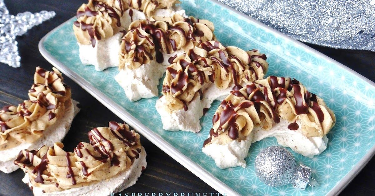 Krehučké, v strede krásne nafúknuté orechovo - karamelové rohlíčky. Jednoduchšia a rýchlejšia verzia slávnych laskoniek. Ak ... Christmas Baking, Christmas Cookies, Sweet Desserts, Dessert Recipes, Meringue Pavlova, Maca, Nutella, Waffles, Sweet Tooth