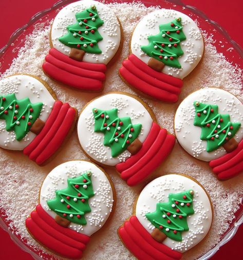 25 Christmas Sugar Cookie Tutorials and Inspiration! - Queens Cake Creations #sugarcookies