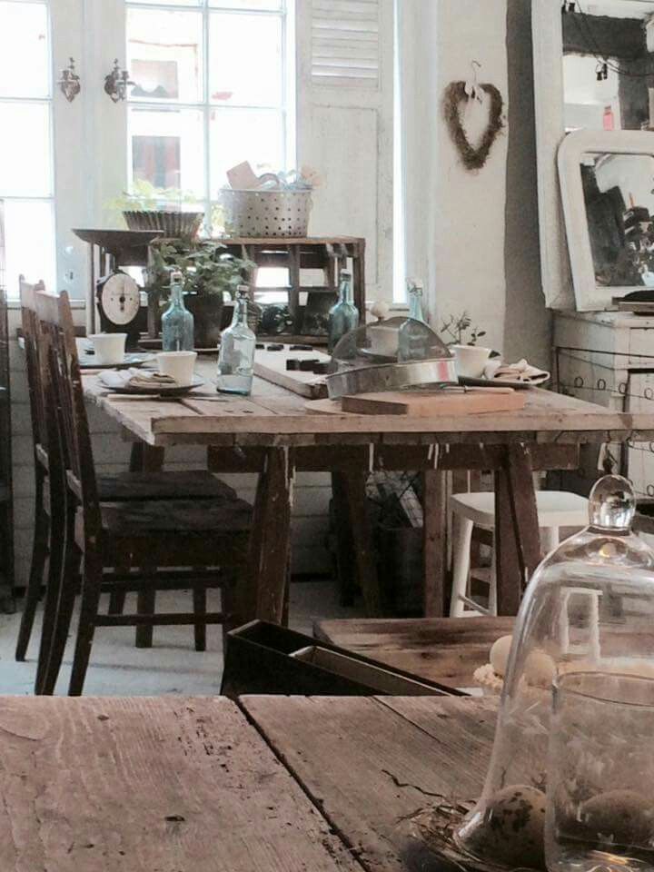 Old table, gammelt træ bord på bukke. fransk landstil og vintage ... Bukke til bord