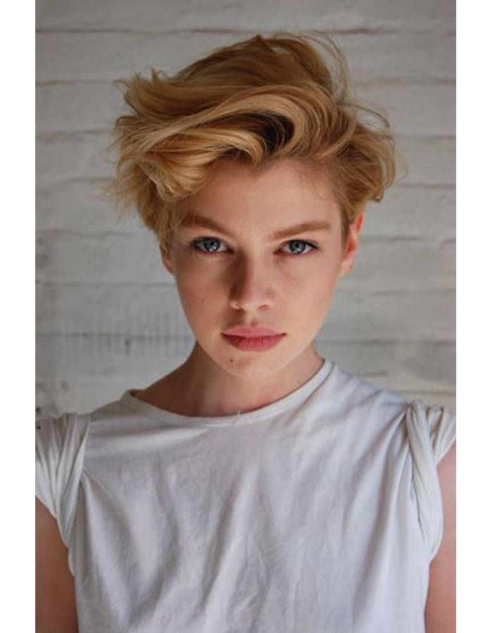 Coiffure courte automne hiver 2016 : les plus jolis modèles de coupes courtes ultra tendance en 2016 - Elle Coloured Pixie Cut, Pixie Cut Blond, Short Pixie, Pixie Cut Color, Messy Pixie Cuts, Blonde Pixie Haircut, Edgy Pixie, Asymmetrical Pixie, Pixie Hairstyles