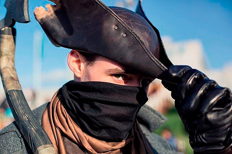 Here is a classic Hunter hat model that we developed back in 2015. Since then, we have made many more variations of this hat: according to different figurines, screenshots, and even customer art...but the Classic always remains a classic ;) The hat is made of genuine leather 1.2-1.4 mm. Fully hand-dyed with professional leather dyes, waxed. The crown is one-piece. Wire is sewn into the brims. Leather Armor, Leather Dye, Leather Hats, Hunter Costume, Bloodborne, Latest Design, Caps Hats, Hand Dyeing, Riding Helmets