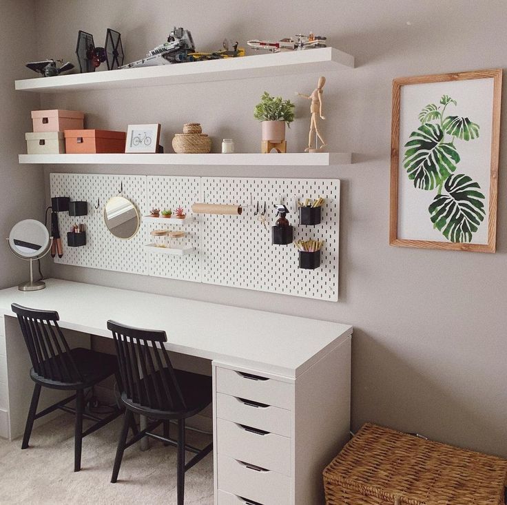Você pode utilizar o pegboard em diversos ambientes. Selecionamos alguns tutoriais para você para fazer a sua versão caseira. Então confira algumas opções! | 📸. @_sydneydawn Craft Room Office, Home Office Space, Home Office Design, Office Room Ideas, Office Walls, Office Board Ideas, Desk Decor Ideas Office, Cute Office Decor For Work, Office Wall Colors