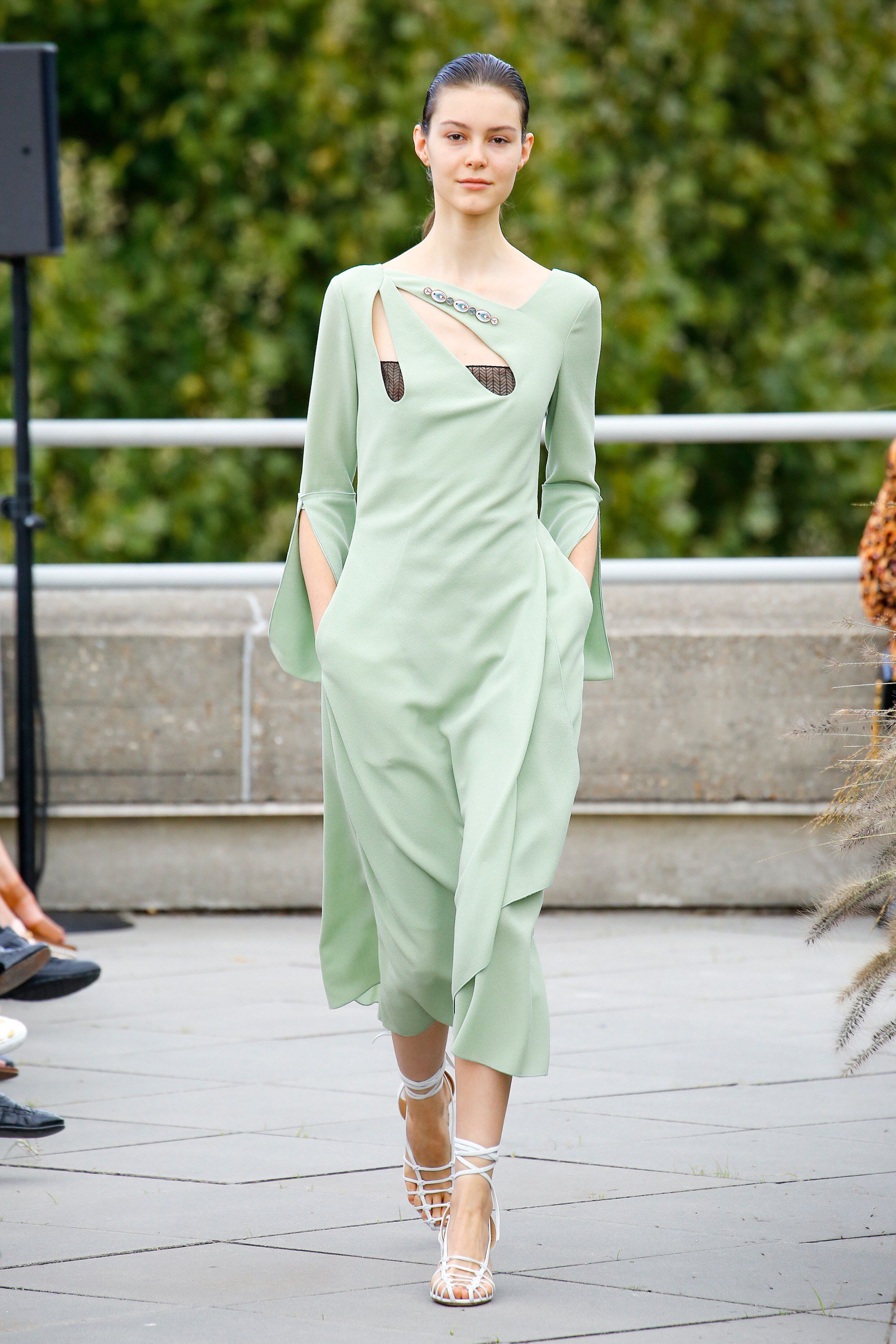 Roland Mouret’s SpringSummer 2019 Collection Focuses on Architectural Designs forecast Roland Mouret’s SpringSummer 2019 Collection Focuses on Architectural Designs recommend