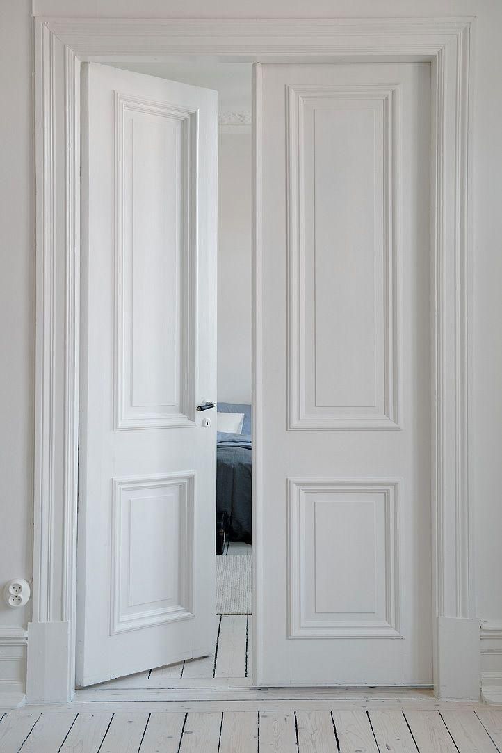 Quizás os parezca extraño el título, el martes mi amiga Mila me pidió por facebook un post sobre puertas blancas y yo que soy una mandada :-) aquí se lo traigo, a ella y a quien le pueda interesar.Su frase fue “estoy harta de las puertas de roble” y no sabe cómo la entiendo, en mi casa también son así y las tengo auténtica aversión. El roble es un tipo de madera que me encanta pero uti ... Style Architectural, Classic Doors, Bedroom Doors, Master Bedroom, French Doors Bedroom, Double Bedroom, Living Room Double Doors, Master Bath, Double Closet Doors