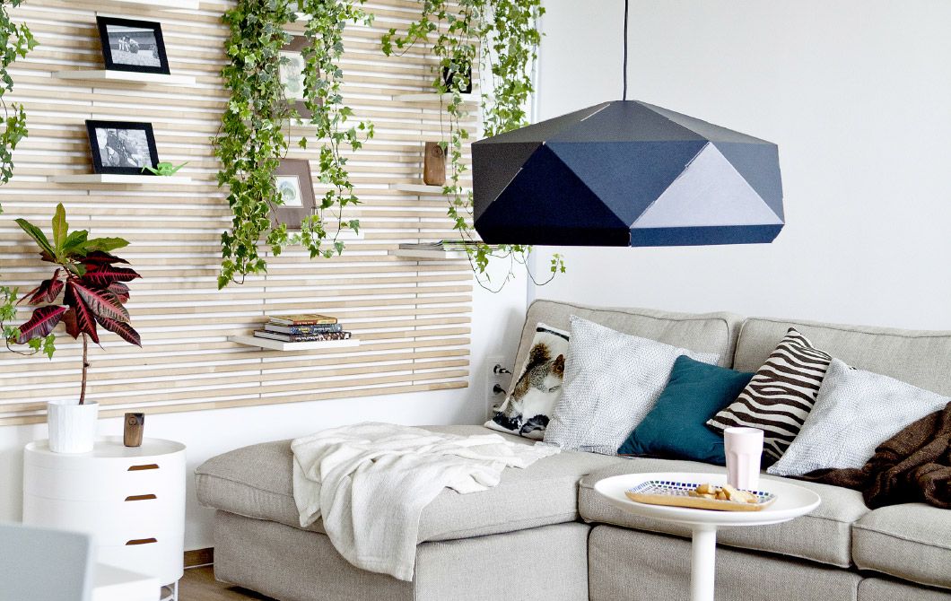 Lampen (ikea) til sofaområde og væggen med planter og billeder, fx ... Stue ikea