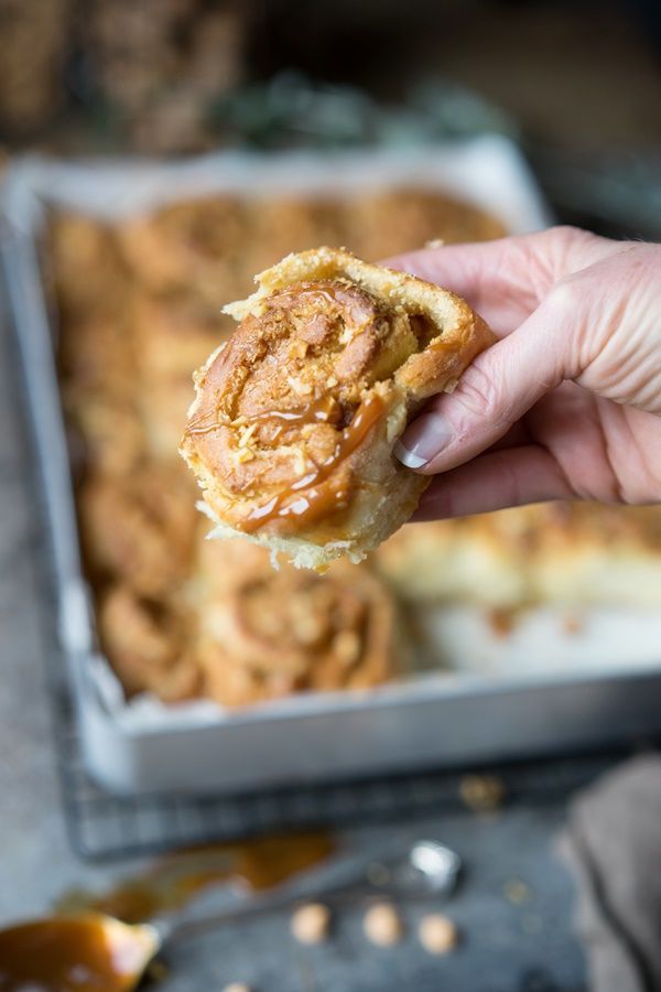 Walnuss-Karamell-Hefeschnecken mit Karamellsauce - Zimtkeks und Apfeltarte #homemadefrosting