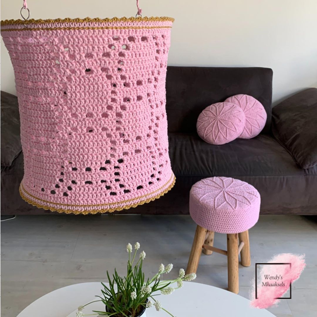 Wendy's Mhaaksels on Instagram: “Deze Hanglamp Dots Special Edition haakte ik een tijdje geleden voor de nieuwe meisjeskamer van Tess, bedankt voor alle geweldige reacties…” Home Deco, Throw Pillows, Crochet, Instagram, Toss Pillows, Cushions, Home_decor, Decorative Pillows, Ganchillo