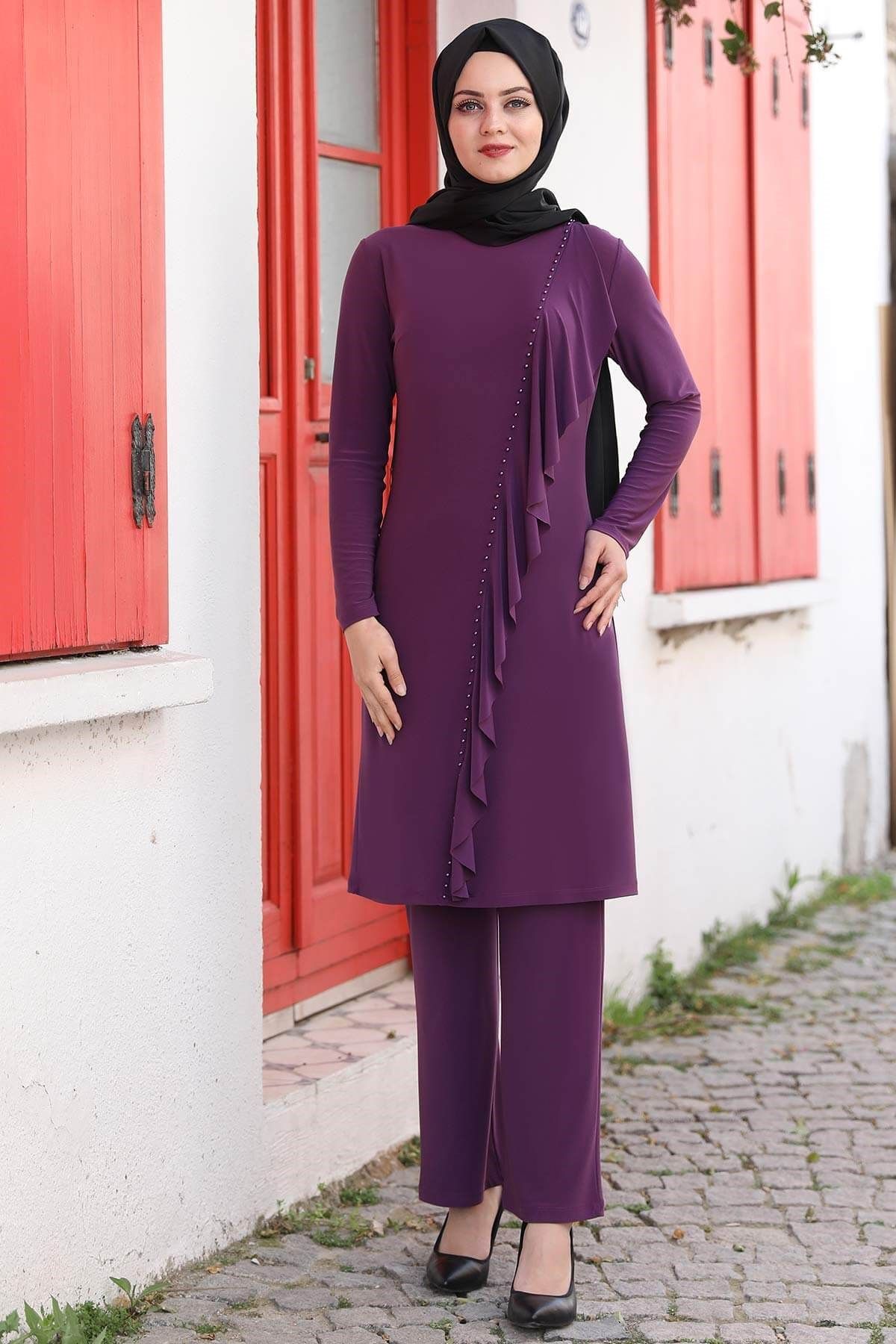 Ürün Kodu: AHN175 Kumaş Özelliği: Sandy Kumaş Mevsim: 4 Mevsim Yaka: Yuvarlak yaka Kalıp: Normal Kalıp Astar: Astarsız Ürün Boyu: Tunik Boyu:100 cm önden gizli düğmeli. Pantolon boyu : 109cm Ürün Özelliği: Esnek kumaştan üretilmiştir.Önünde fırfır ve taş işleme detayı bulunmaktadır. İade: 14 gün içerisinde iade, (abiye elbise ve takımlarda bu süre 24 saattir) Teslimat: 24 saat içerisinde kargoya verilir. Manken Ölçüleri Boy: 170 cm Göğüs: 88 cm Bel: 76 cm Basen: 96 cm Early Spring Outfits, Spring Outfits Casual, Hijab Tutorial, Hijab Outfit, Hijab Fashion, Baby Blue, Lycra, Indigo, Current Fashion Trends