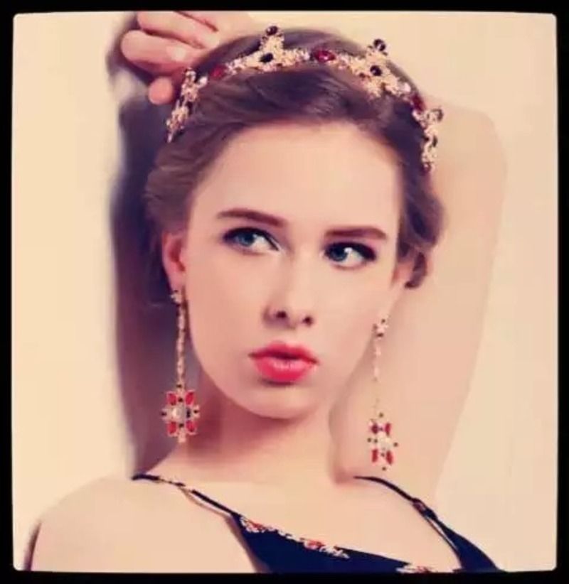 Serre-tête,Barrette: Nos must-have accessoire pour une soirée sublime Barrette, Must Haves, Drop Earrings, Style, Vintage, Jewelry, Fashion, Green Houses, Alice Band