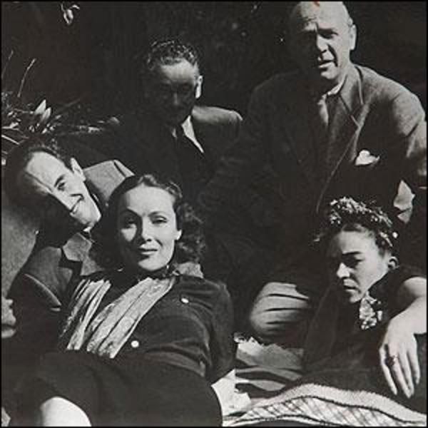 Reunión de notables Dolores del Río y Frida Kahlo, (de izq. a der.) por el pintor