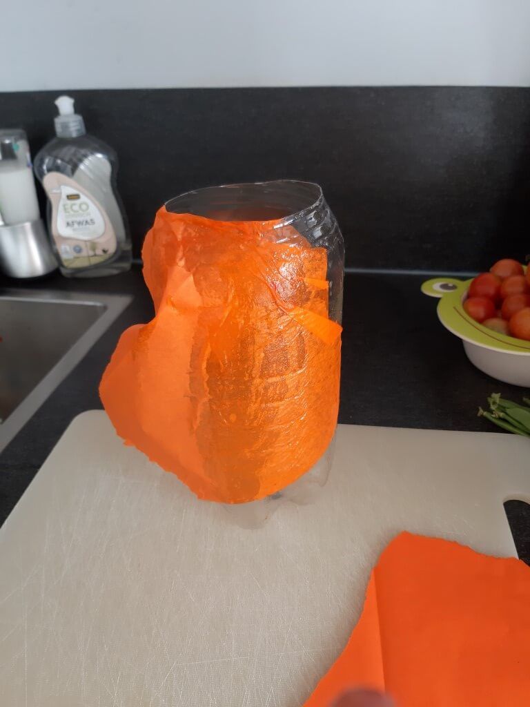 Zelf maken: 3 x een lampion van een plastic fles - Elkeblogt Plastic, Kind, Paper Lanterns
