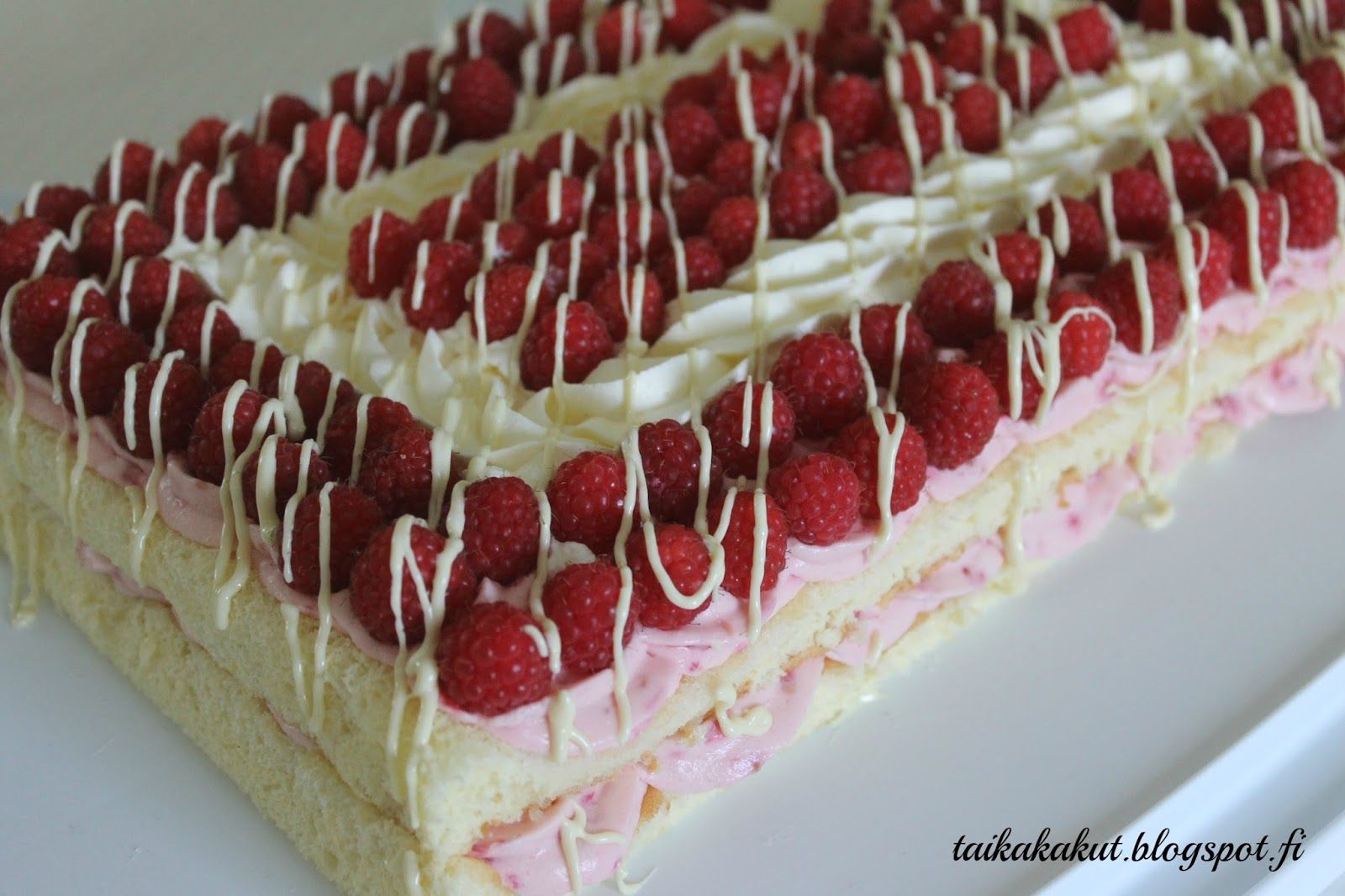 Moi! Sain tehtävän tehdä nopeassa aikataulussa kakun. Jäähdyttelyyn ei siis ollut liiemmin aikaa. Kääretorttupohja jäähtyy äkkiä joten si... Deserts Cupcakes, Finnish Recipes, Summer Cakes, Different Cakes, Sweet Pastries, Baking Sweet, Sweet Cakes, Sweet And Salty, Cake Cookies