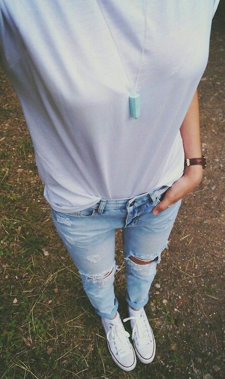 ripped jeans and converse outfit