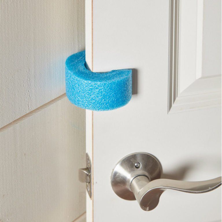 Dinky Door Bumper The Family Handyman, Camping Hacks Diy, Diy Life Hacks, Useful Life Hacks, Household Hacks, Cleaning Hacks, Swim Noodles, Pool Noodle Crafts, Noodles Ideas