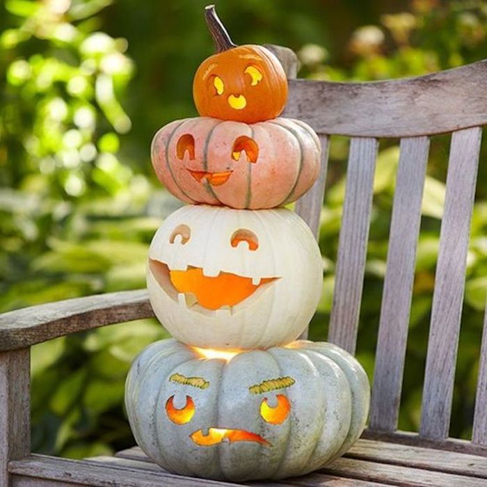 Vier Lustige Kurbisse Aufeinander Mit Breiten Lacheln Auf Einer Bank Halloween Kurbis Schnitzen Halloween Deko Basteln Halloween Kurbis Schnitzvorlagen