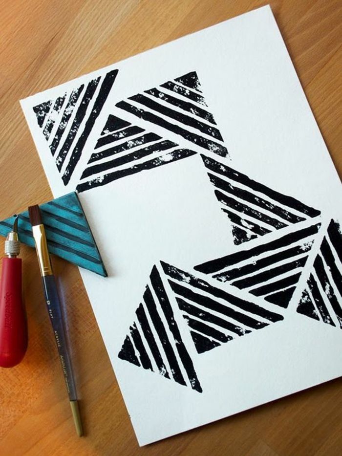 stempel-anfertigen-pinsel-schwarze-farbe-dreieck-aus-holz-weißes-papier Diy Stamps, Handmade Stamps, Stamp Printing, Screen Printing, Printing On Fabric, Stamp Carving, Hand Carved Stamps, Fabric Stamping, Pattern Stamping