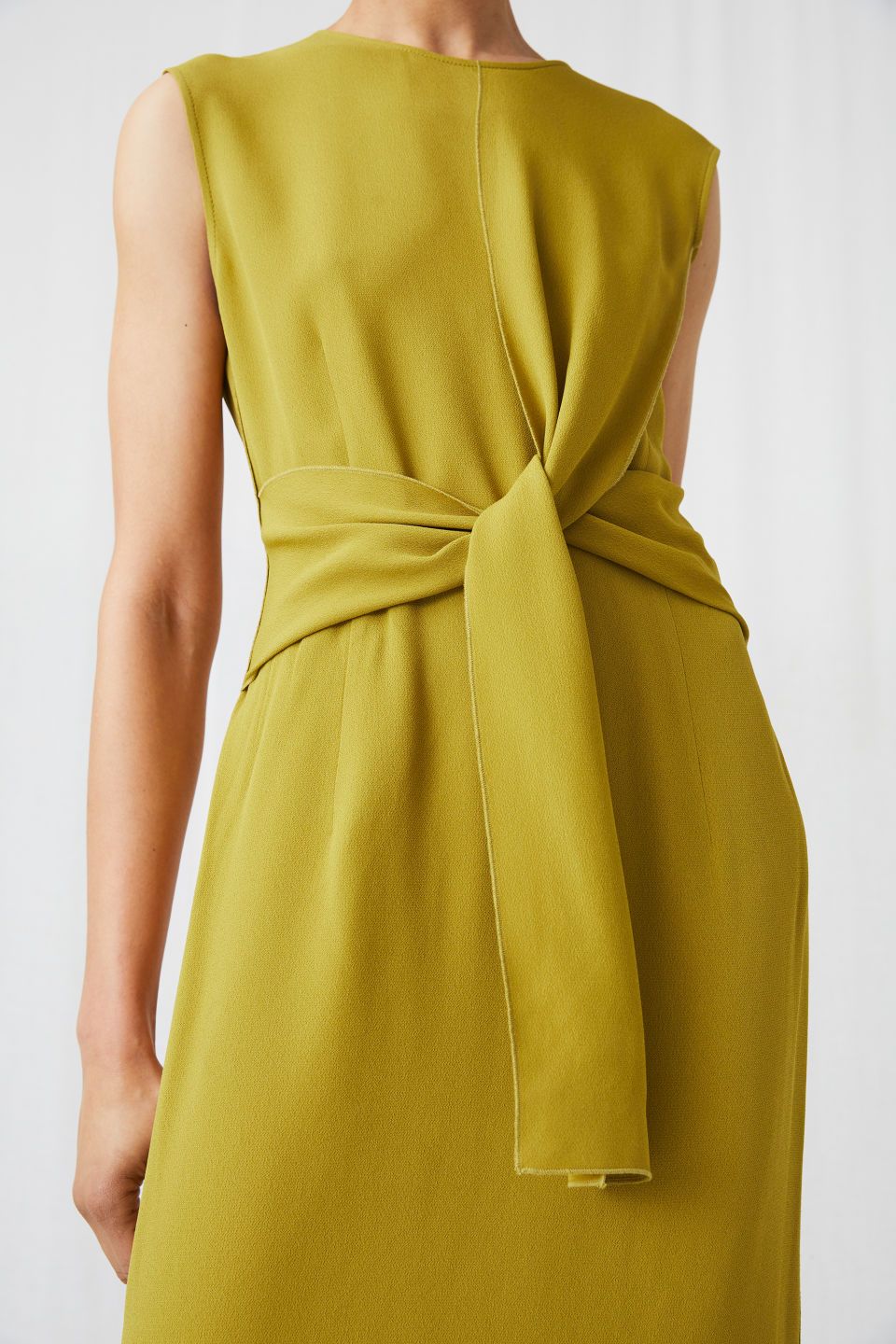 Crepe Knot Dress | Crafted from a soft and crispy viscose fabric, this sleeveless dress is a fitted style cut at mid-calf length. The neat look of the dress is accented with a knot detail at the front. The fluid fabric gives the dress a beautiful drape. #ARKET Petite Fashion Tips, Fashion Tips For Women, Men Fashion, Fashion Trends, Wrap Dress Pattern, Dress Patterns, Apron Patterns, Fashion Vestidos, Fashion Dresses