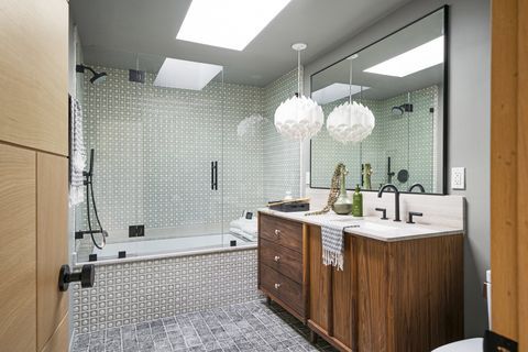 Esta casa luminosa y cálida se ha renovado con look moderno y guiños Mid Centuryelledecoresp Elvis Y Priscilla, Sala Grande, Elle Decor, Cottage, Brick Fireplaces, Interior Design, Wood, Narrow Rooms, Angled Ceilings