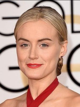 Taylor Schilling Wears An Elsa Peretti 18k Gold Bean Earrings And Taylor Schilling Wears An Elsa Peretti 18k Gold Bean Earrings And Schlumberger Enamel Rings