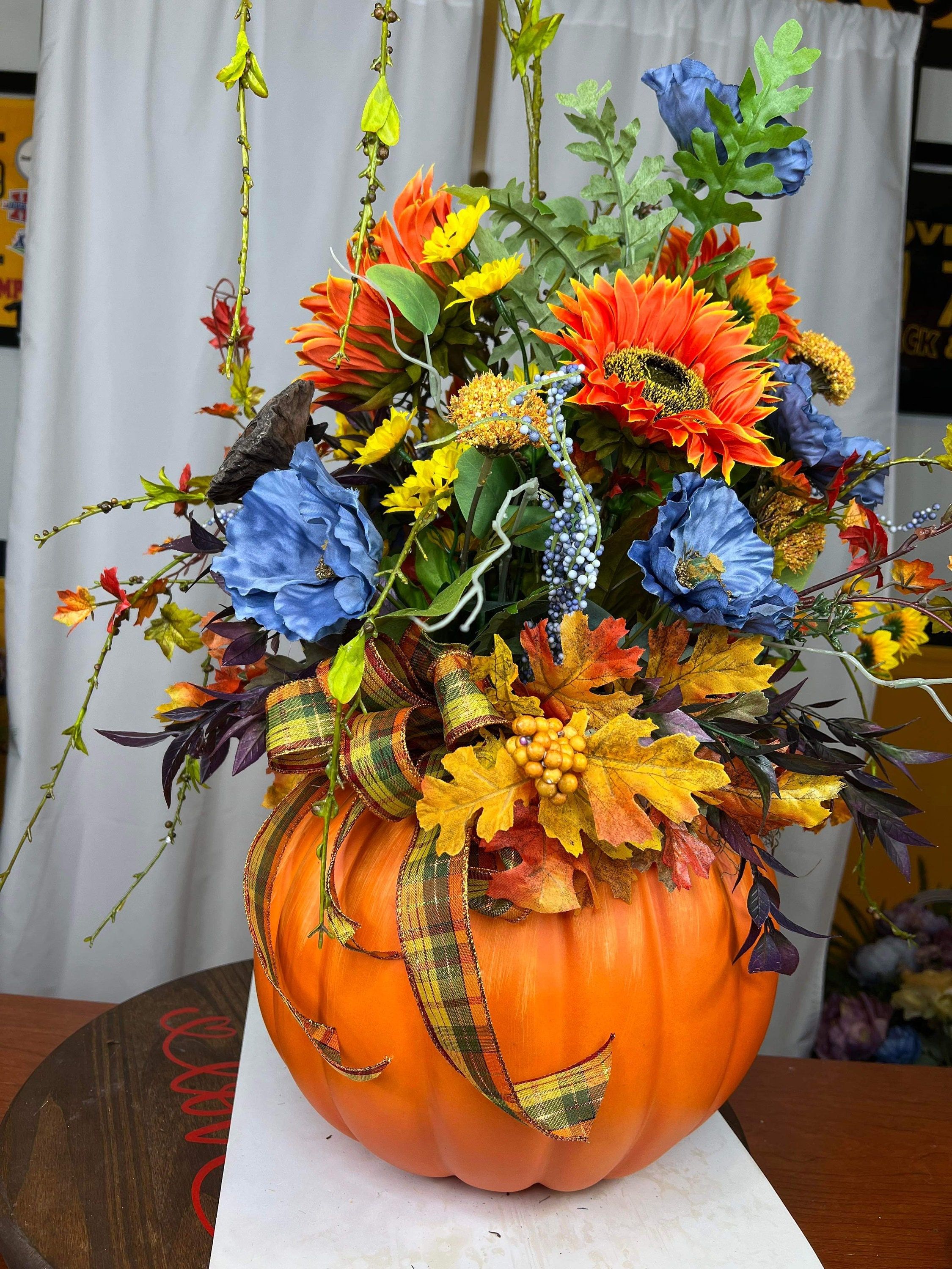 Fall Pumpkin Centerpieces, Table Centerpieces For Home, Pumpkin Arrangements, Fall Floral Arrangements, Rustic Centerpieces, Thanksgiving Wreaths, Thanksgiving Decorations, Thanksgiving Table, Fall Fireplace