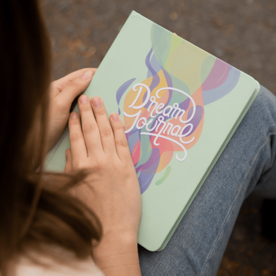 Organiza y diseña tu vida, con la magia de tu imaginación y la ayuda de tu fabuloso Dream Journal. Escribir tus más grandes sueños en un diario, es la oportunidad perfecta para entender imágenes de tu subconsciente y cómo puedes hacer que se manifiesten en la realidad. De un tamaño de 14x21 cm. A5 y 240 páginas. Dream Journal, Planner, Book Cover, Products, Make It Happen, Social Networks, Magick, Gadget