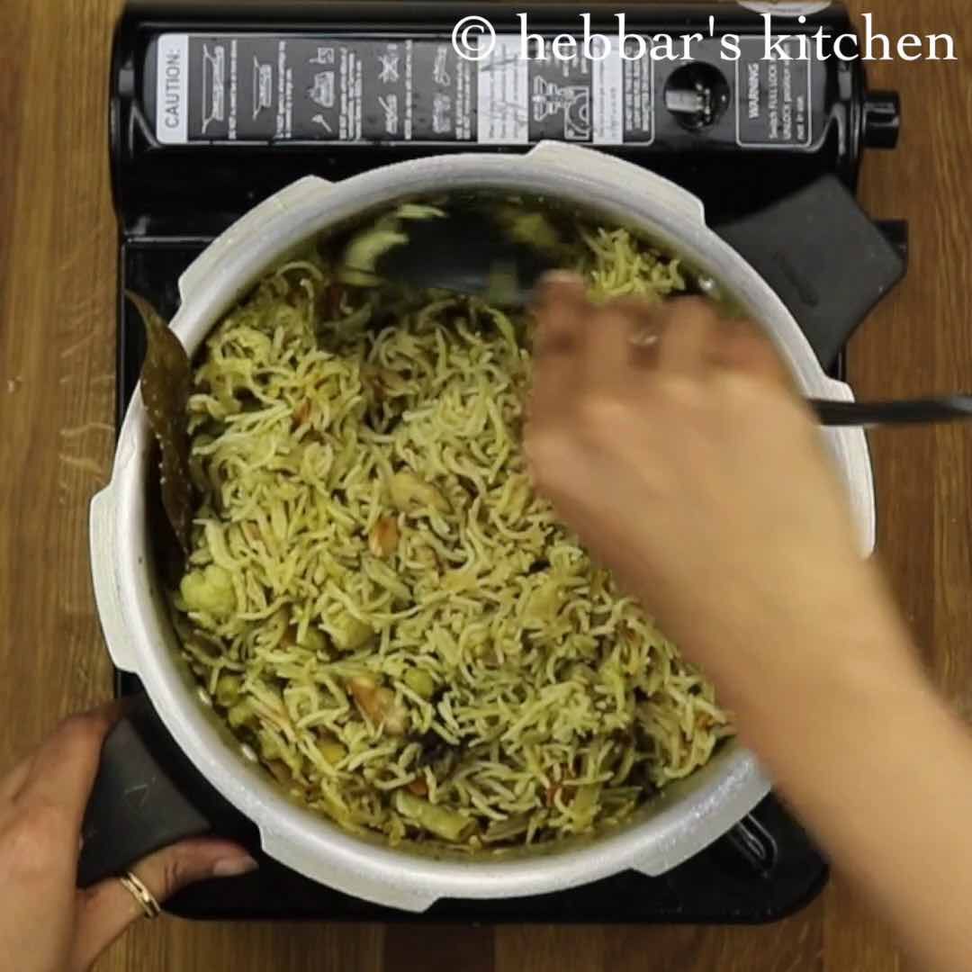 Rice Recipes For Lunch, Vegetarian Recipes, Indian Chicken Recipes, Indian Food Recipes, Veg Momos, Mumbai Street Food, Pulao Recipe, Biryani, Easy Cooking