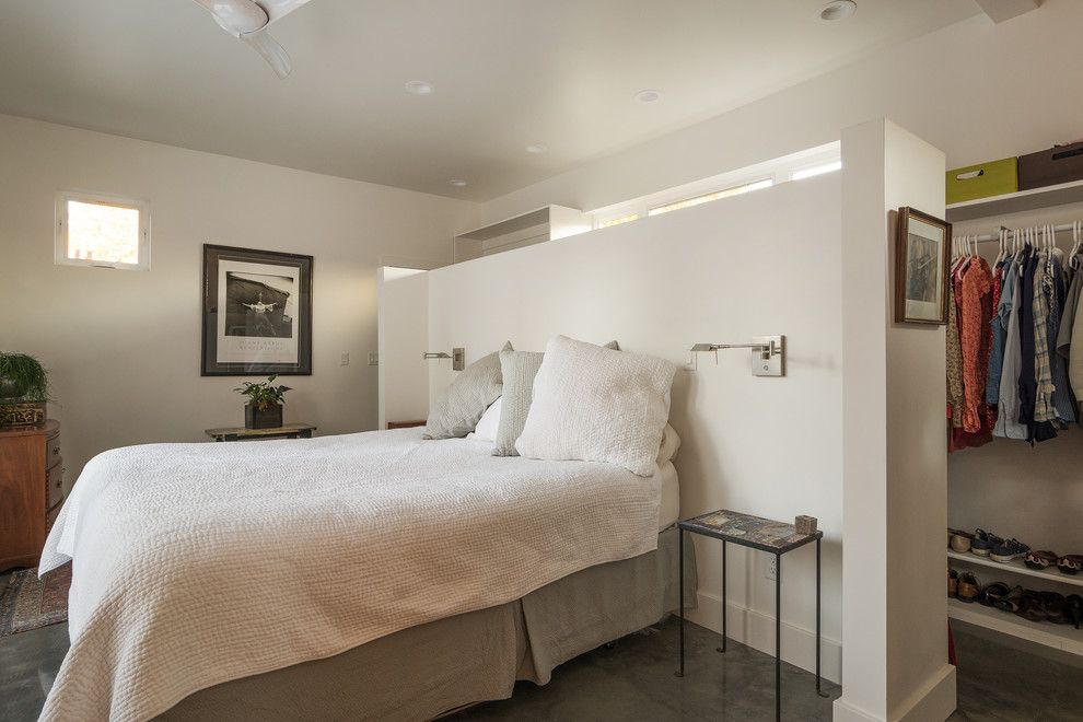 Tanti modi di realizzare la cabina armadio dietro al letto Architet jpg (990x660)