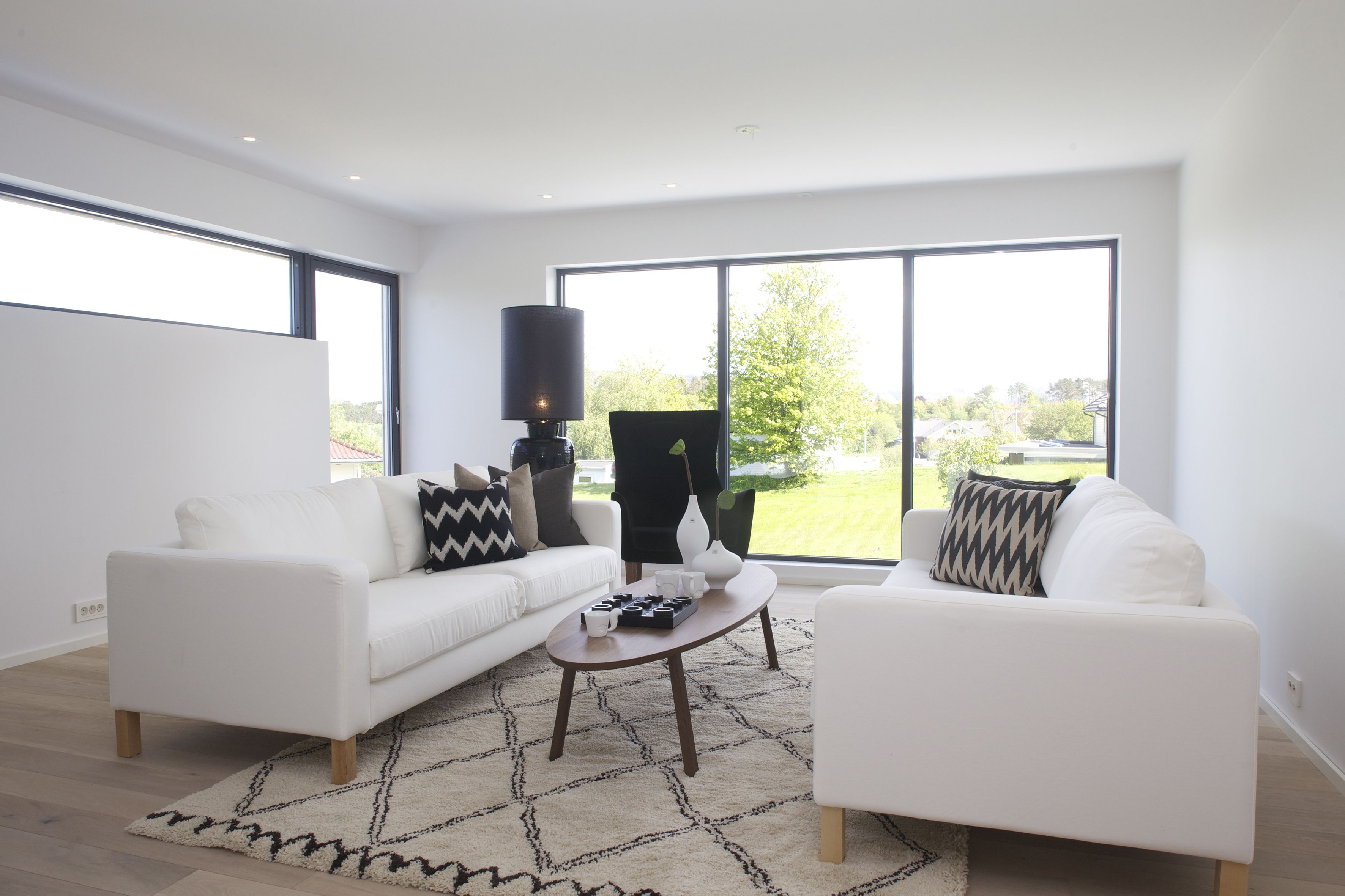 Sort og hvitt blir aldri feil! #urbanhus#morderne#minimalistisk#stue ... Led stribe lys
