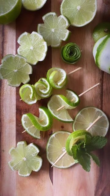 Magazine/Mappa Bar/Cocktail on Instagram: "Lime Garnishes 🍹(🇮🇹🇬🇧) 🍹 By @onedrinkaday Follow 👉 @apetimeofficial e scopri ogni giorno nuove idee per i tuoi cocktail" Fancy Drinks, Pretty Drinks, Summer Drinks, Amazing Food Decoration, Amazing Food Art, Creative Food Art, Cocktail Garnish, Food Carving, Food Garnishes