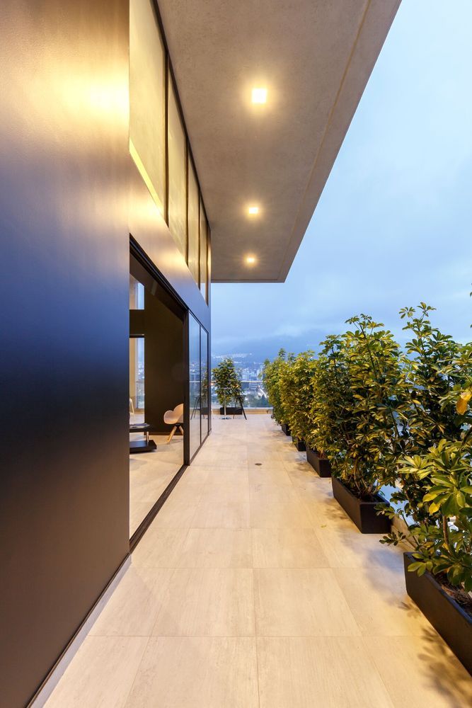 Galería de Edificio PORTIMAO / Esteban Duthan + Shaell