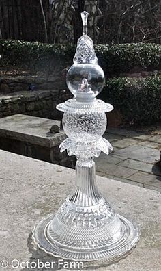 Glass Garden Totems Tutorial More DIY gardening projects http://thegardeningcook.com/diy-garden-decoration-projects/ Garden Totems, Glass Garden Art, Glass Art, Garden Bar, Clear Glass, Rock Garden, Herb Garden, Garden Junk, Cottage Garden