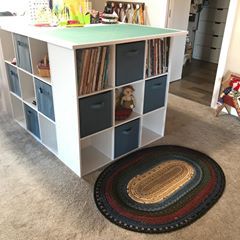 На данном изображении может находиться: в помещении Jelly Roll, Corner Bookcase, Shelving, Rugs, Home Decor, Shelves, Farmhouse Rugs, Decoration Home, Room Decor