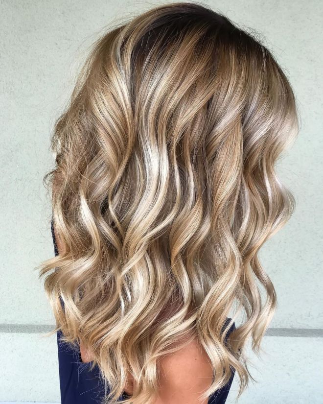 4. Honey Tan Highlights. Isn’t it a lovely mix of blonde highlights on blonde hair? The lighter streaks on the stylish beach waves with a warmer honey blonde tone peeking through here and there are too wonderful to pass up. Blonde Balayage Highlights, Brown Hair With Blonde Highlights, Bright Blonde, White Highlights, Low Lights And Highlights, Blond Hair With Lowlights, Red Blonde Hair, Carmel Blonde Hair, Blonde Hair Colors