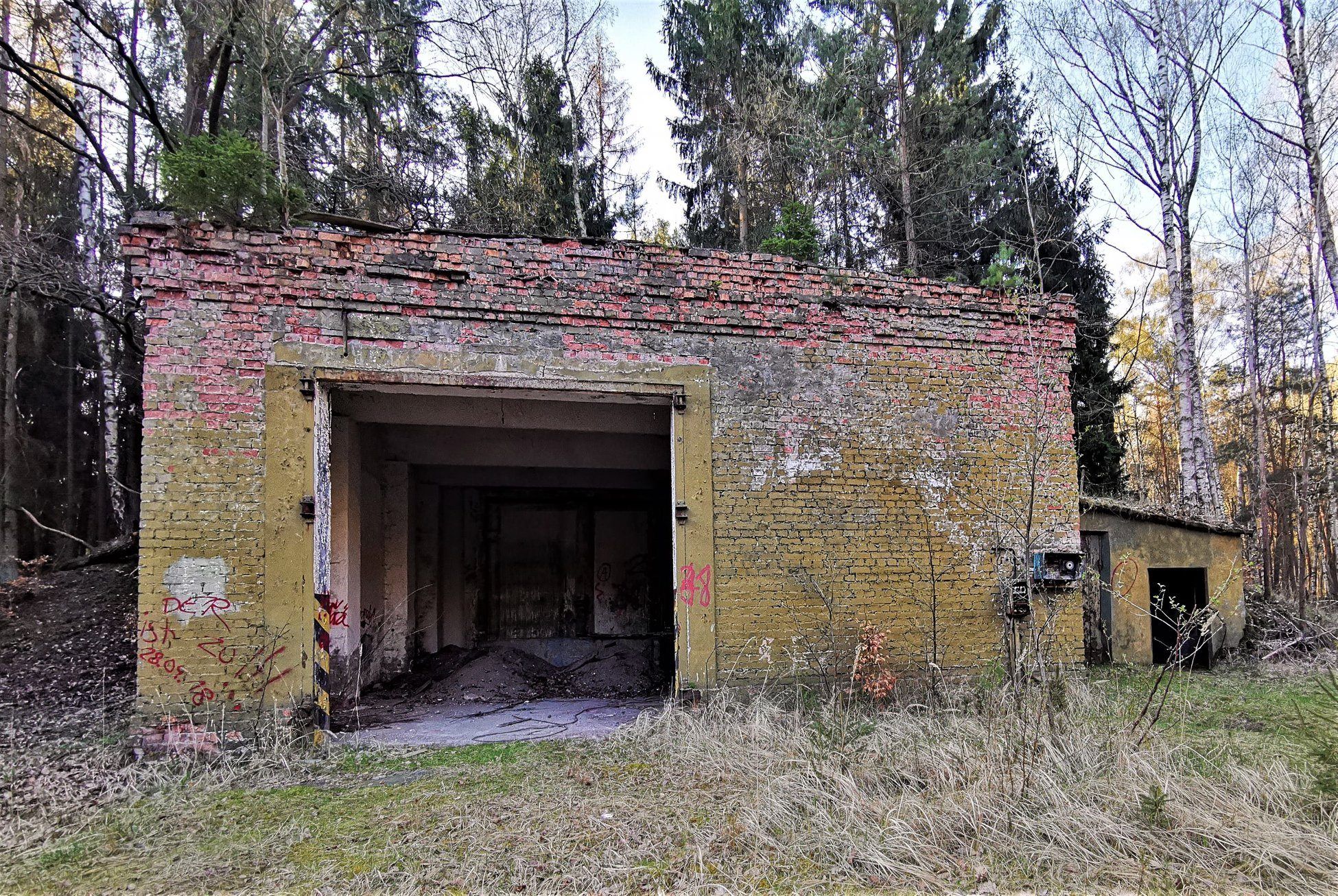 In 1951, the Soviets began building this complex, 5.800 hectare. The purpose of it were to house approx 15.000 soldiers (and civilians), and they kept a large amount of tanks, various missiles - including nuclear missiles, ready to launch from both mobile launching units and missile stands in the area. As with most of the Soviet activities in the GDR, the German knew nothing of what were going on here. #Secret #Soviet #Store #Bunker #Nuclear #Warheads Places In Europe, Places Around The World, Around The Worlds, Abandoned Buildings, Abandoned Places, Secret Bunker, Bunker Hill Monument, Doomsday Bunker, Military Bunkers