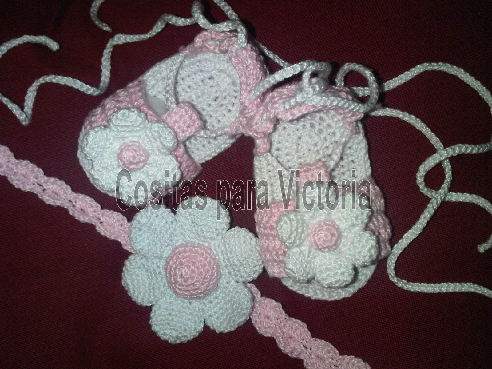 Hola, aqui os presento este delicado conjunto para bebe, sandalias y diadema a juego, en ganchillo.Si te gusta mi manualidad y quieres ver más de lo que hago, visita mi blog: COSITAS PARA VIC... Crochet Bebe, Crochet Necklace, Snoopy, Novelty Christmas, Christmas Ornaments, Holiday Decor, Jewelry, Baby, Slippers