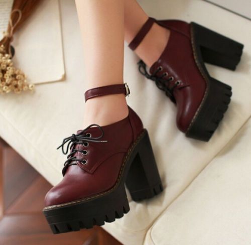 encomenda já!! envia-nos uma mensagem com este pin ;) Sock Shoes, Me Too Shoes, Shoe Boots, Shoes Heels, Gold Heels, Boots Outfit, Black Heels, Dress Shoes, Girls Shoes
