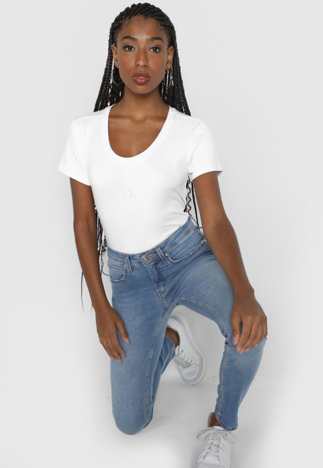 Blusa Calvin Klein Jeans Logo BrancaModelagem: RetaGola: RedondaManga: CurtaDetalhes: Possui logo metalizadoMedidas da peça no tamanho P :• Ombro: 10cm• Ombro a ombro: 42cm• Comprimento da manga: 16cm• Largura da manga: 32cm• Comprimento da peça: 66cm• Busto: 82cmMedidas do Modelo: Altura 1,67m/ Busto: 79cm/ Cintura: 65cm/ Quadril: 92cm.CURINGA E Estilosa: As blusas são nossas aliadas no dia a dia, compõem diversos look desde os mais casuais com estampas divertidas até mais formais, com tecidos Shorts, Formal, Calvin Klein Jeans, Casual, Look, 1, V Neck, Manga, Women's Top