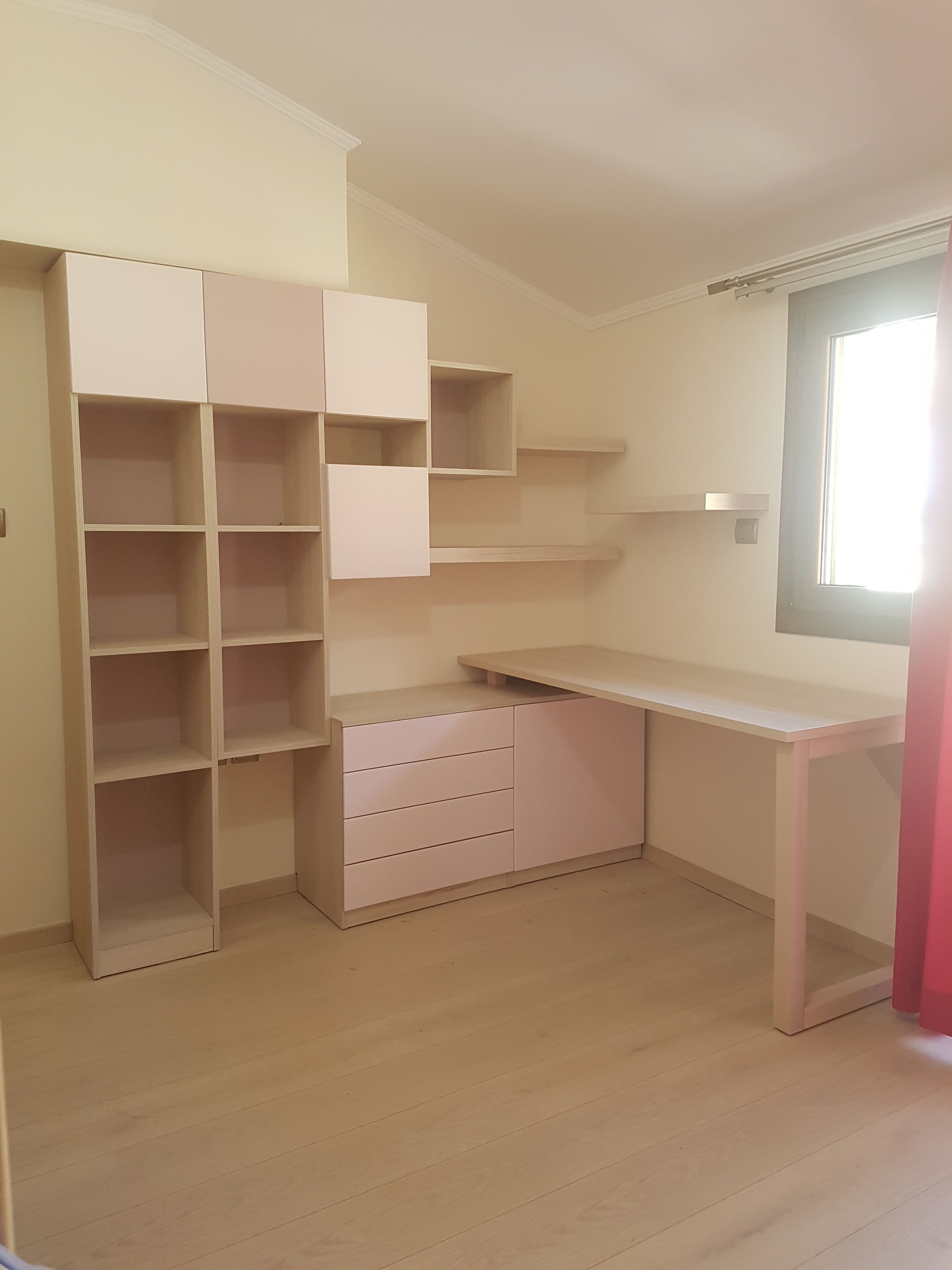 Ανάλογα με το παιδικό δωμάτιο σχεδιάζουμε την σύνθεση γραφείου που θα είναι λειτουργική για το παιδί και θα παρέχει όλους τους χώρους αποθήκευσης που χρειάζεται ένας μαθητής. Kids' Desk, Desk Ideas, Bookshelves, Shelving, Kids Room, Office, Closet, House, Home Decor