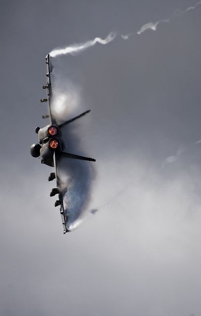 Aircraft maneuvers during an airpower demonstration. by Official U.S. Navy Imagery, via Flickr Air Fighter, Fighter Planes, Fighter Jets, Jet Aircraft, Fighter Aircraft, Stealth Aircraft, Aircraft Parts, Military Jets, Military Aircraft