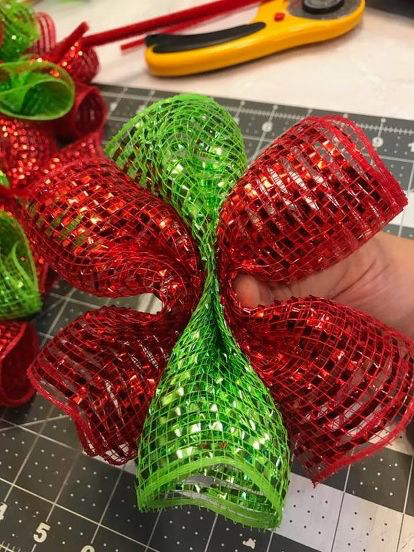 Want to learn how to make this gorgeous Christmas Deco Mesh Wreath with an in depth tutorial? A man carefully pinches red mesh—wait until you see his incredible Christmas front door idea! Your door is about to look SO good! Wreath Crafts, Diy Wreath, Wreath Ideas, Deco Mesh Wreath Tutorial, Making A Mesh Wreath, Snowman Wreath, Candy Cane Wreath Diy, Summer Wreath Diy, Wreath Cookies