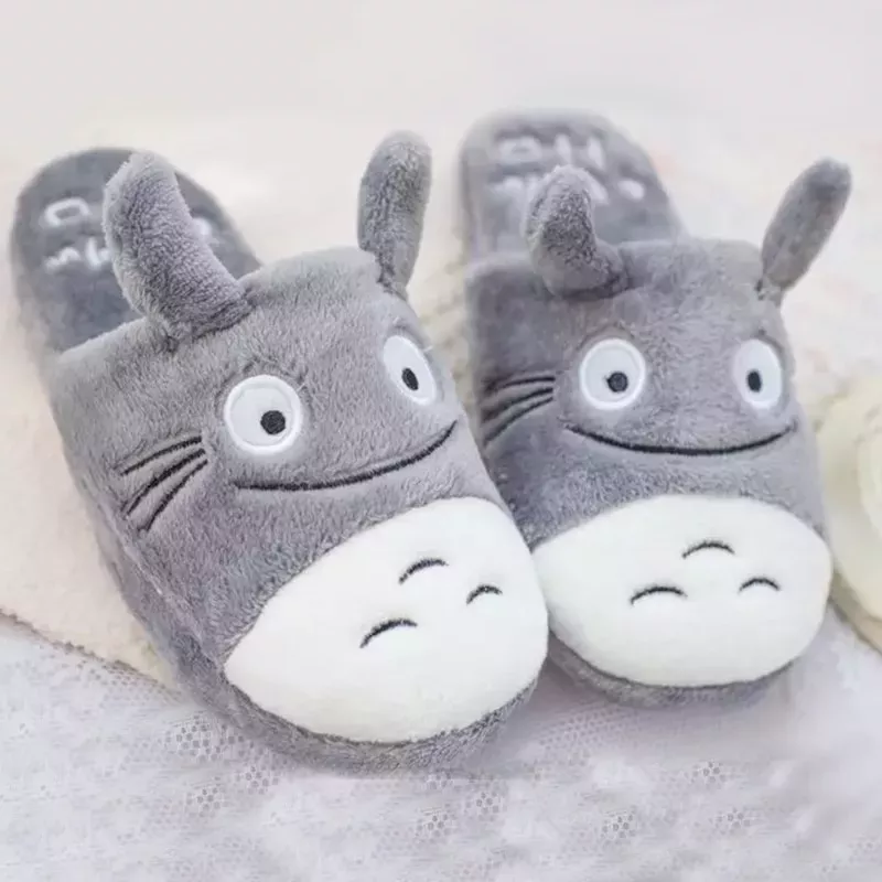 Tamanho pantufa (Padrão BR): 33 Cheap Slippers, Slippers Cozy, House Slippers, Womens Slippers, Womens Flats, Totoro, Slippers Pattern, Crochet Slippers, Adult Onesie Pajamas