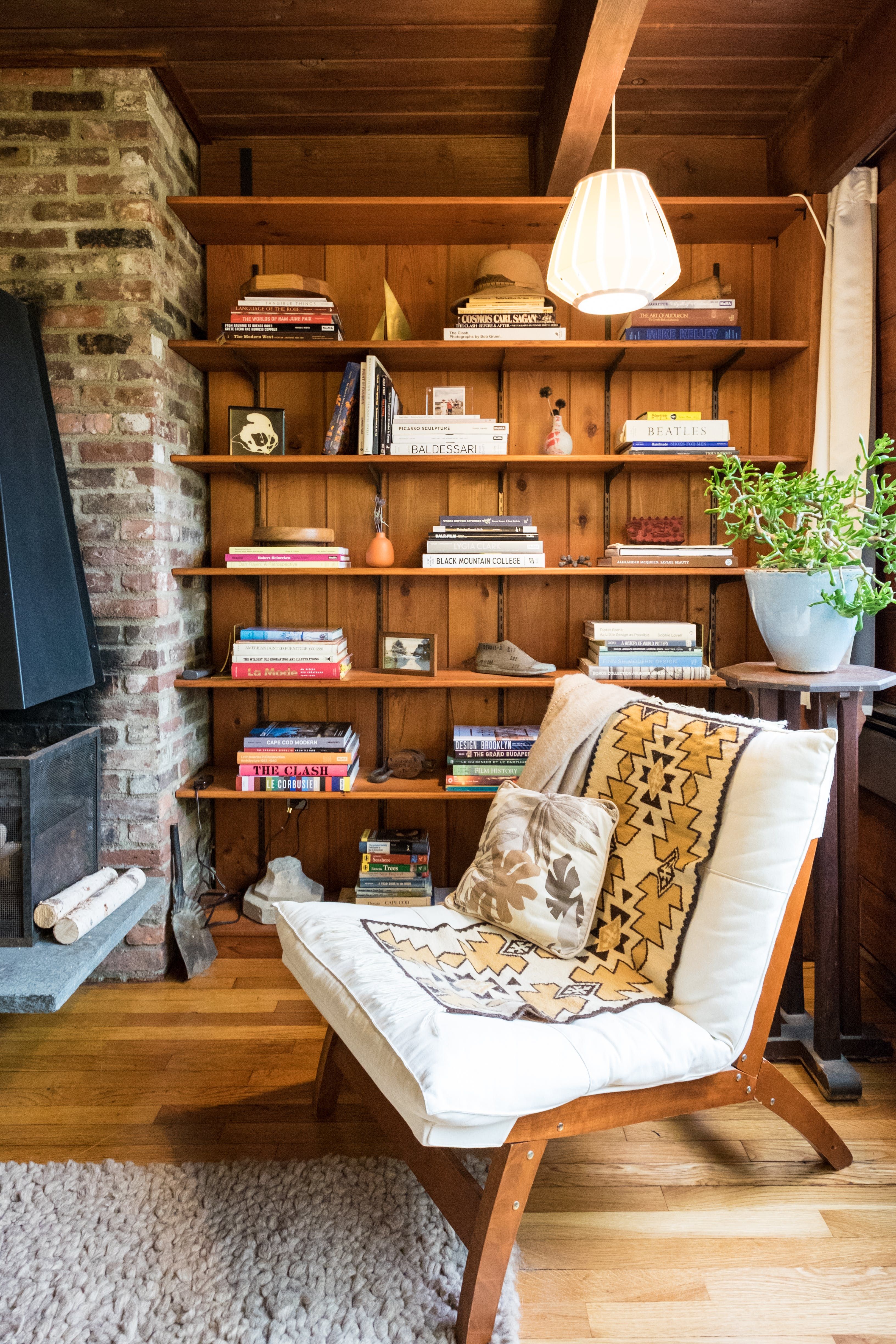 Drop the Paint Brush: Wood Paneling is Officially Cool Again — Rooms That Get It Right Wood Paneling Living Room, Wall Paneling, Wood Paneling Decor, Wood Paneling Makeover, Wood Panneling, Living Room Den, Living Spaces, Small Living, Modern Living