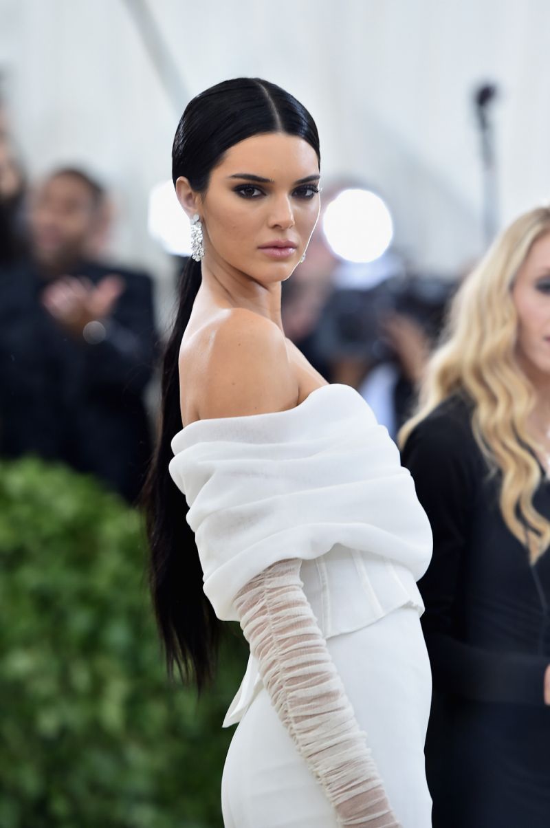 Kendall Jenner Praised For Bravery For Eating Fries Before Met Gala And The Internet Gave A Collective Eye Roll Kendall Jenner Boyfriend Kendall Jenner Kylie Kardashian [ 1204 x 800 Pixel ]