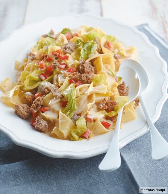 Spitzkohl-Hackfleisch-Pasta // essen-und-trinken.de Meat Pasta Recipes, Casserole Recipes, Clean Eating Recipes, Healthy Recipes, Mince Meat, Le Diner, Pizza Pasta, Pasta Food, Penne Pasta
