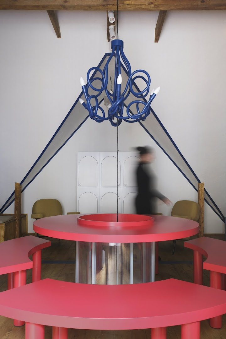 ABU GOSH Trubnaya by STUDIO SHOO - Interior Design - Inspiration Blue Hallway, Solid Oak Table, Communal Table, Renovation Budget, Wall Niche, Kitchen Views, Pink Chair, Two Story Homes, Colorful Chairs