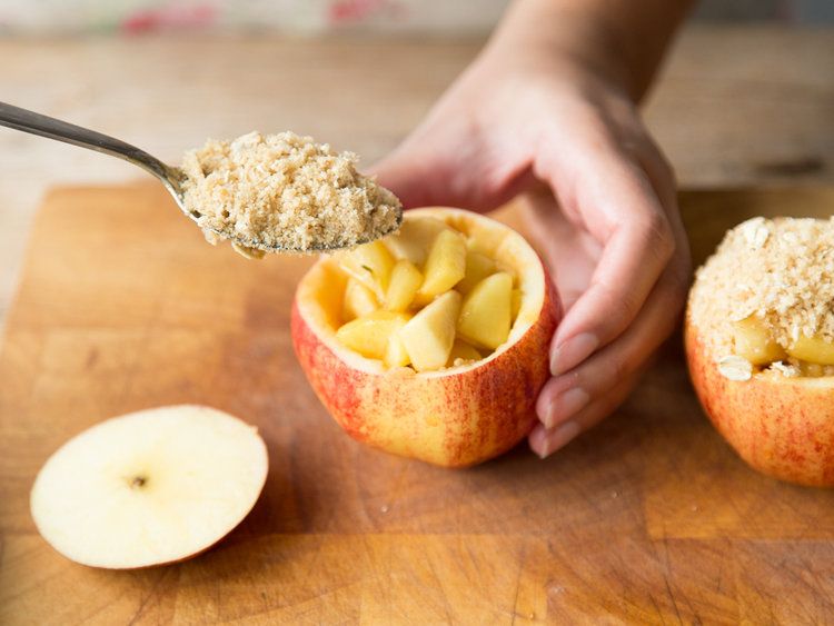 Bratäpfel mit Crumble und Mascarpone