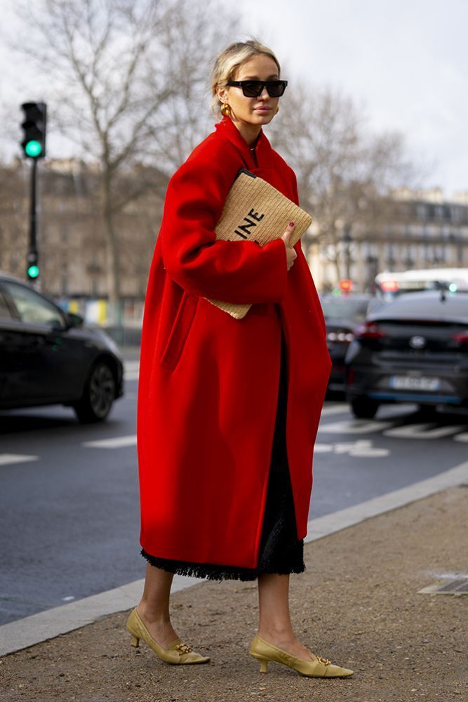 4-mrt-2020 - Tijdens Paris Fashion Week geven modehuizen hun visie op de volgende wintermode. In de straten doen streetstyle queens hetzelfde, inspiratie verzekerd! Pfw Street Style, French Street Fashion, Looks Street Style, Paris Fashion, Modern Street Style, Moda Paris, Look Fashion, Fashion Outfits, Womens Fashion