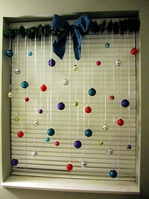 20 Maneras para que tu casa luzca super navideña sin gastar mucho ⋮ Es la moda Christmas Window Decorations, Diy Holiday Decor, Office Decorations, Holiday Ideas, Xmas Ideas, Christmas Inspiration, Winter Decorations, Christmas Decor Ideas For Office Desk, Christmas Decorating Ideas